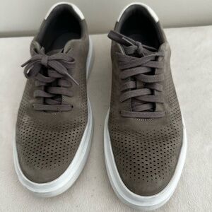 Excellent condition: men’s fashion sneakers size 9